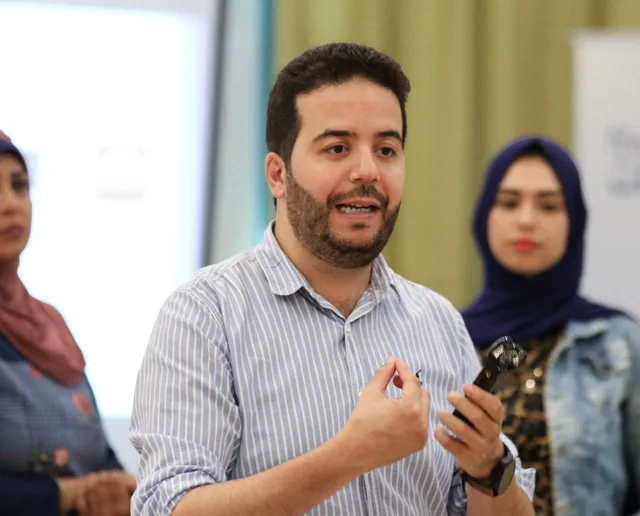 ساجي الشوا يتحدث خلال جلسة تدريبية